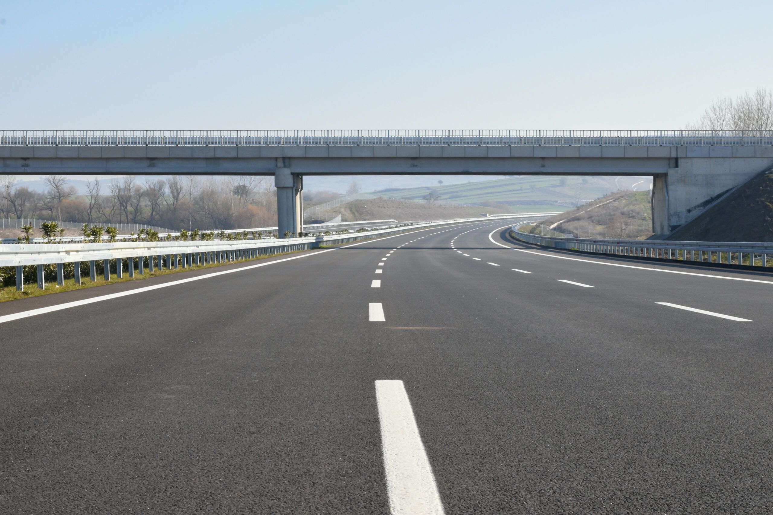 Costruzione di un'autostrada appena terminata e vuota.