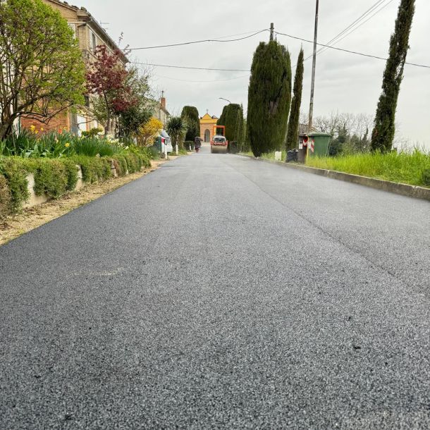 Esempio dalla galleria fotografica di Maceratesi Asfalti Srl